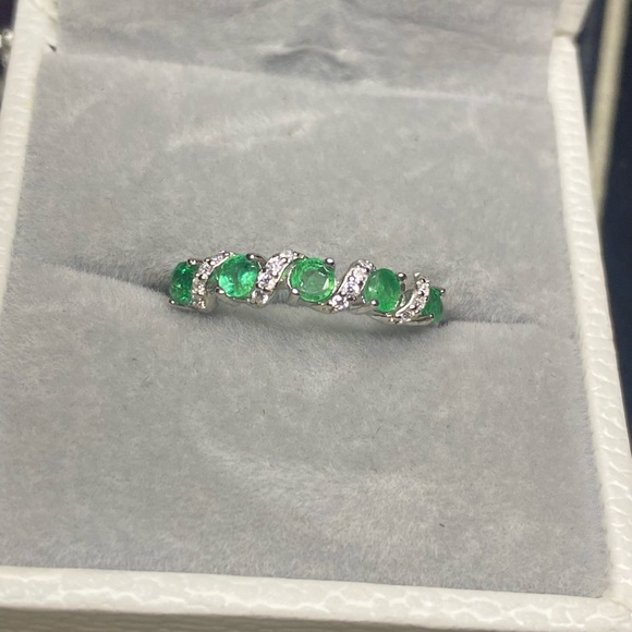 Natural Emerald Ring - Picture 4 of 11